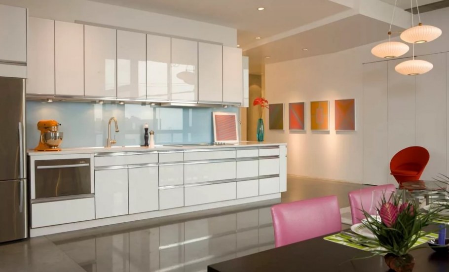 Глянцевая кухня в пастельных тонах