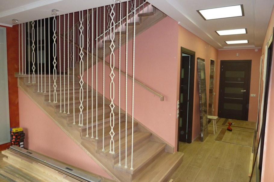 Ограждение лестницы от пола до потолка