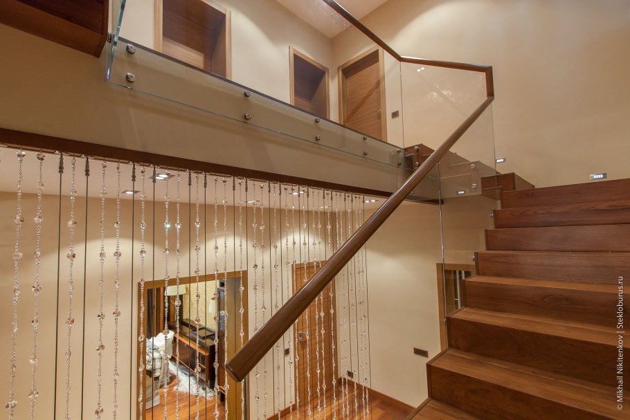 Стеклянные перила в частном доме