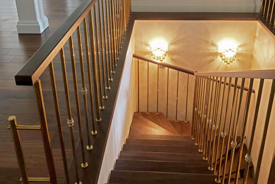 Окно под лестницей