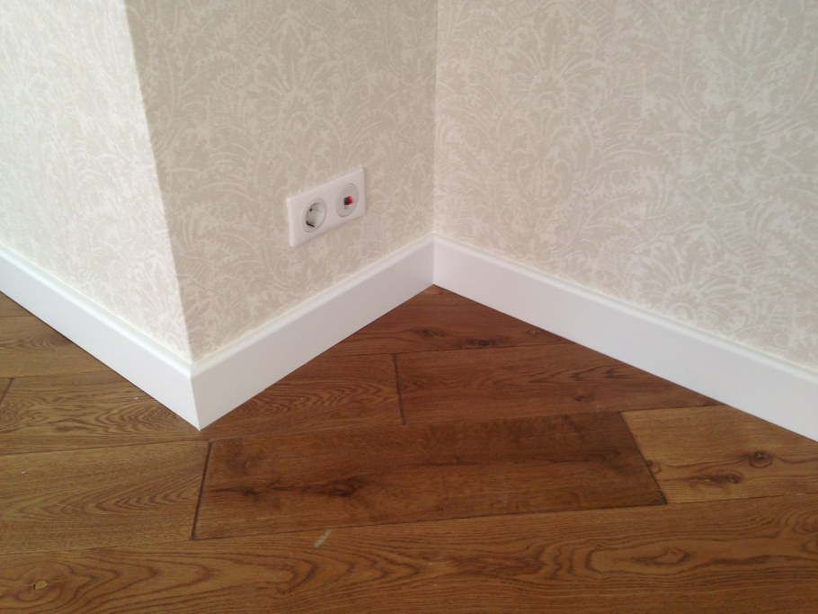 Красивые обойные плинтуса