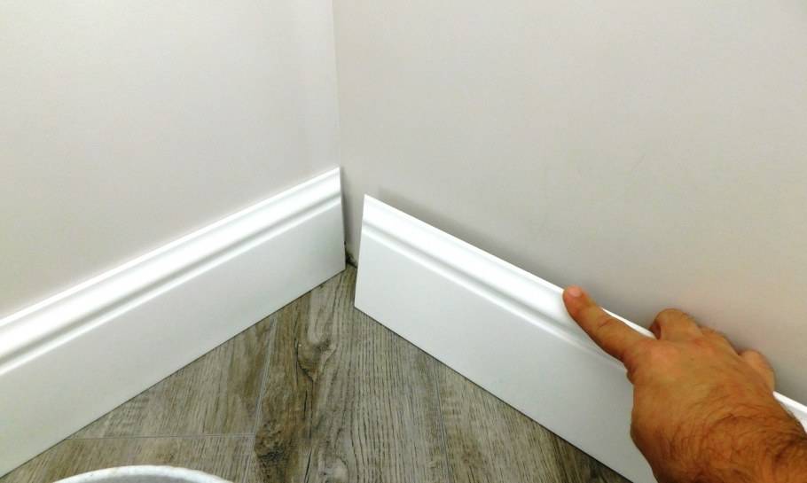 Монтаж дюрополимера плинтус