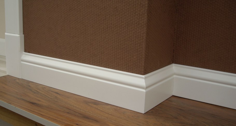 Стык полиуретанового плинтуса и наличника