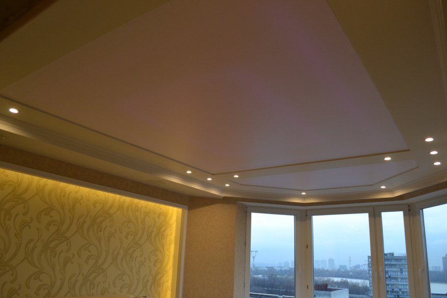 Натяжной потолок в ванной