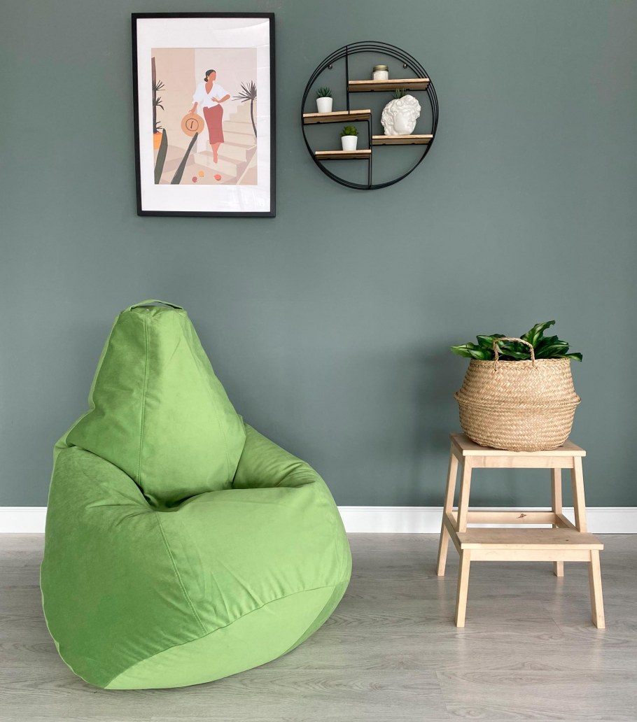 Кресло с пуфиком в интерьере