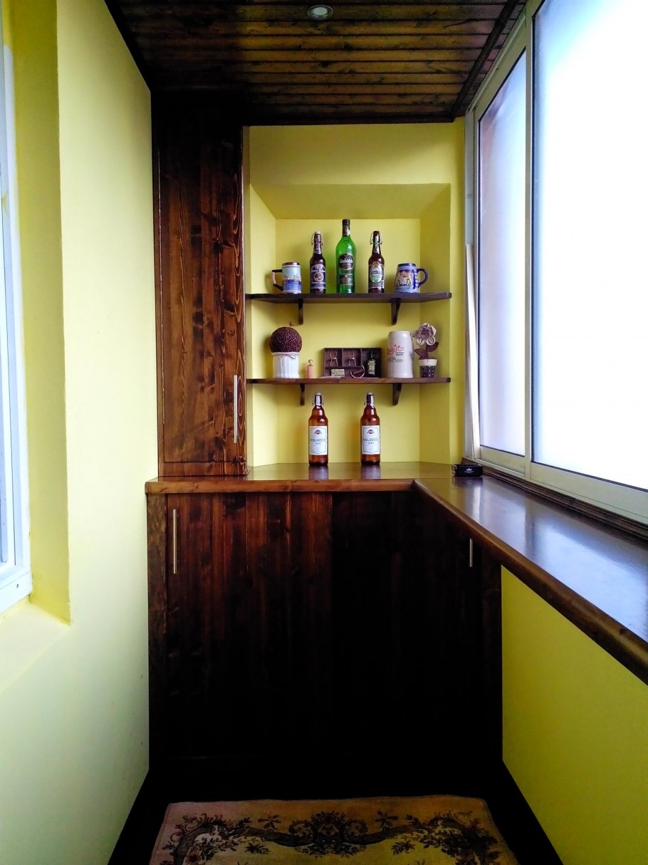 Лоджия с барными стульями