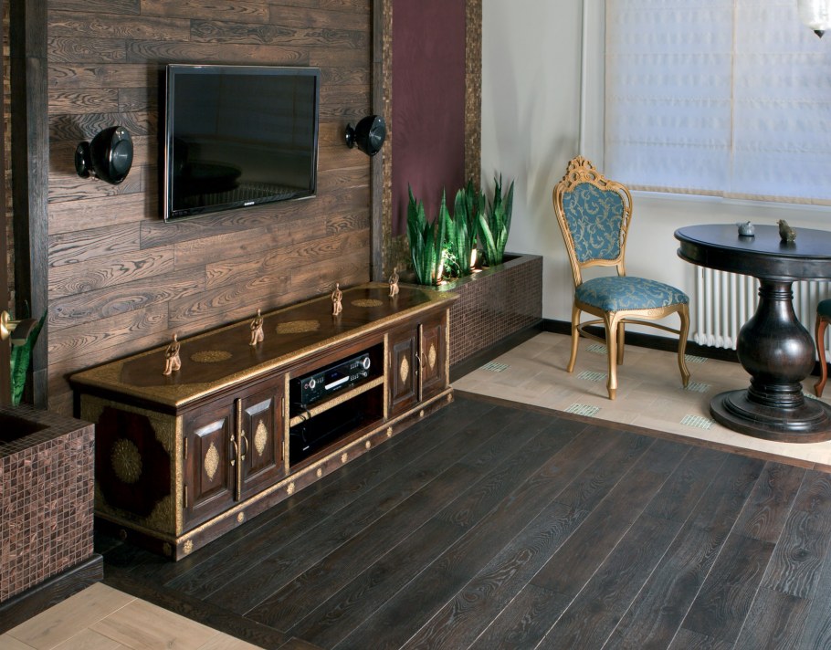 Паркет на стене в гостиной