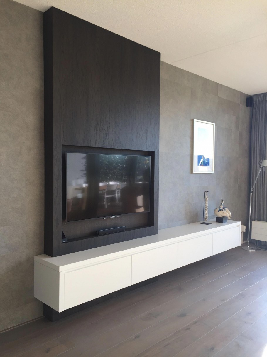 Телевизор на стене в гостиной