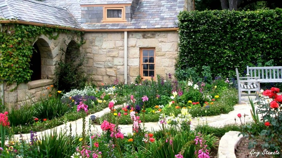 Красивый сад на даче