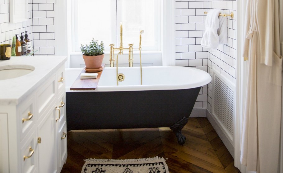 Ванная на ножках в маленькой ванной