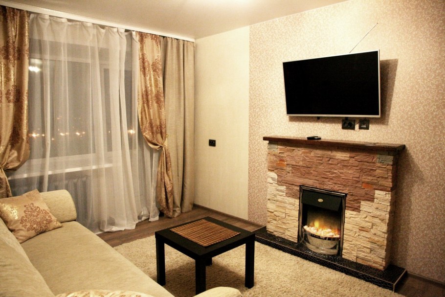 Небольшая гостиная с электрокамином