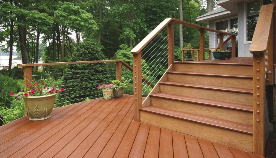 Уличная деревянная лестница