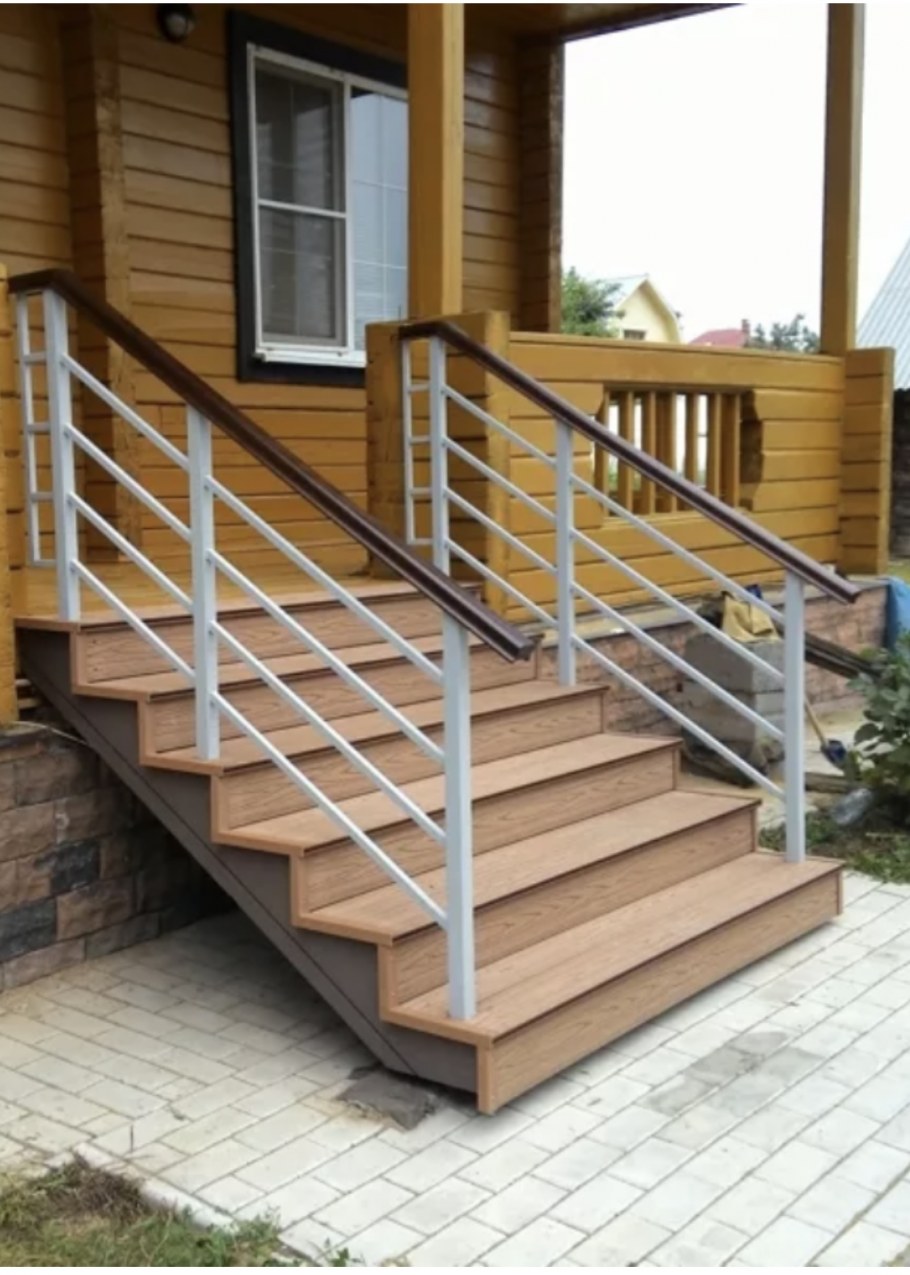 Уличная лестница в деревянный дом