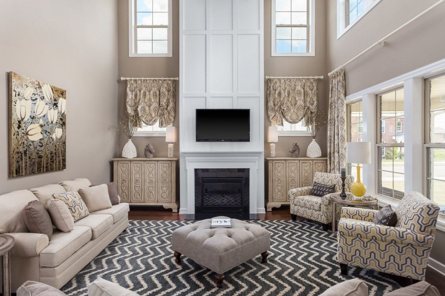 Гостиная с камином диваном и креслами