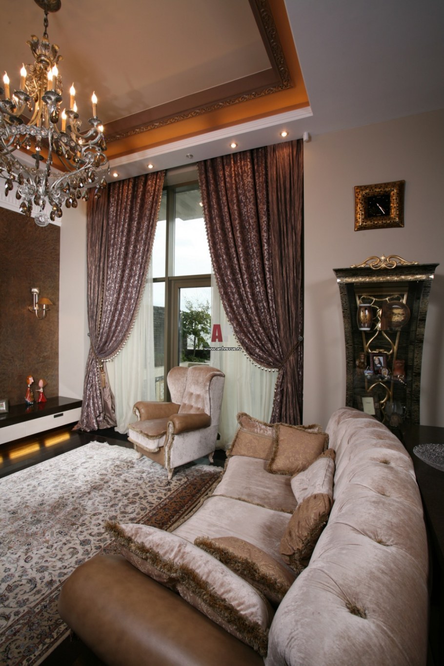 Гостиная в классическом стиле в коричневых тонах