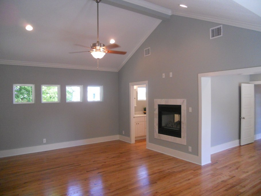 Серые стены рыжий пол