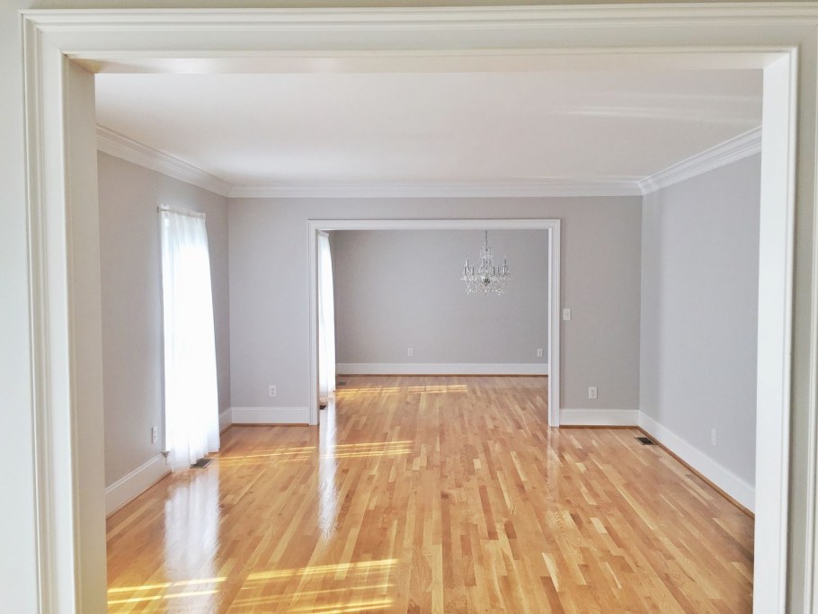 Серые стены деревянный пол