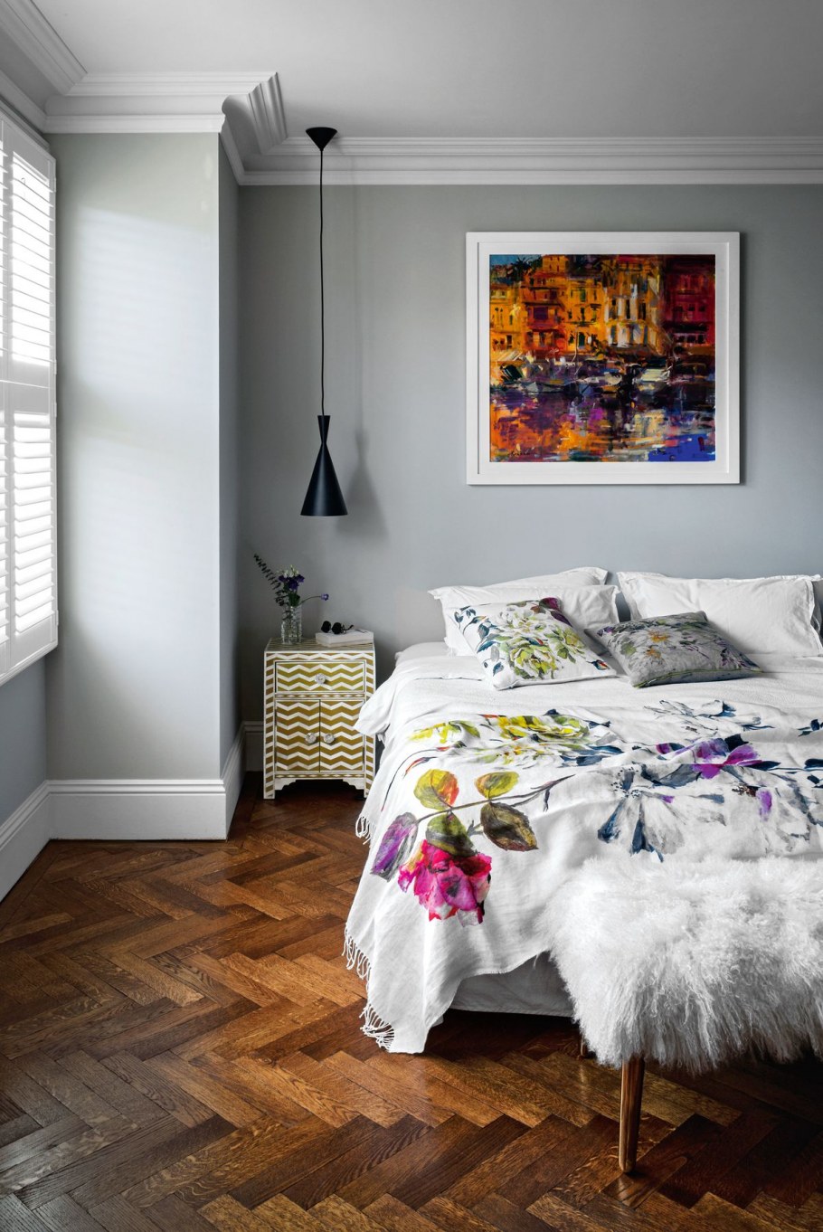 Спальня белые стены деревянный пол