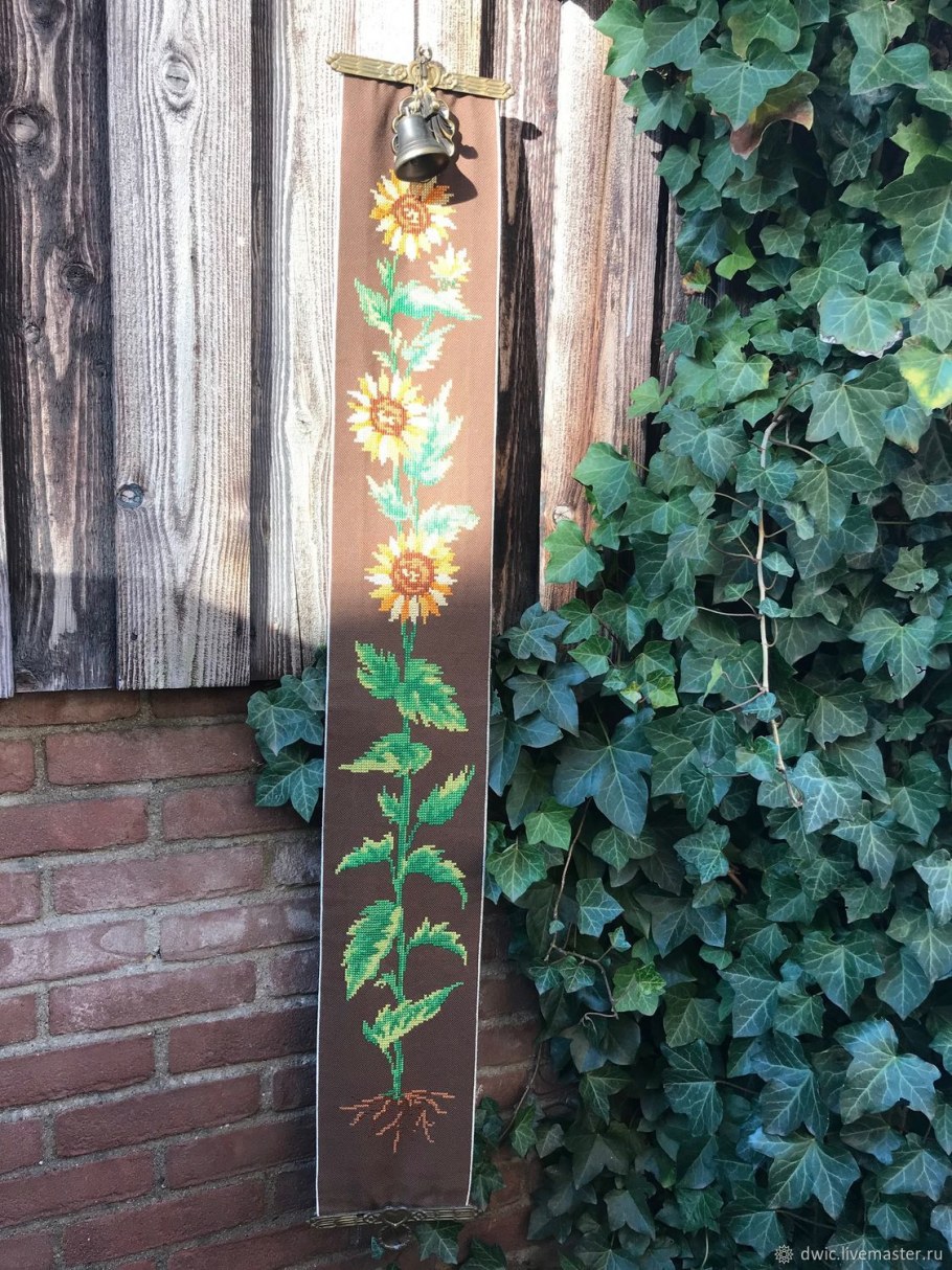 Ленточки и вышивки на запястье как называется