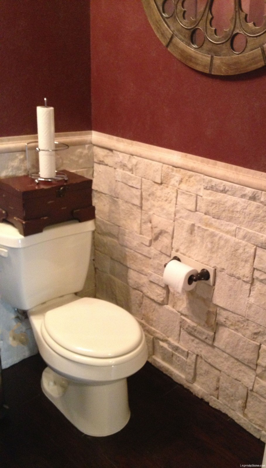 Декоративный камень в туалете