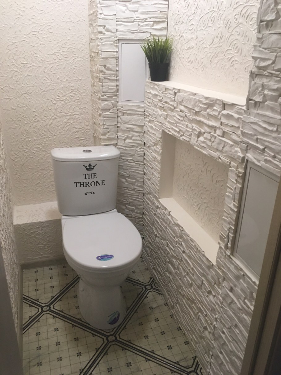 Отделка туалета камнем