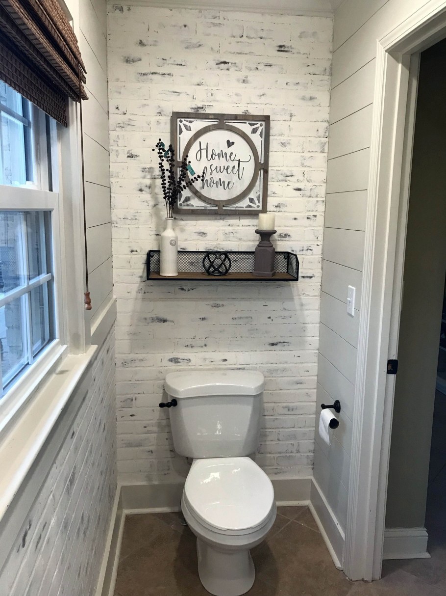 Декоративный кирпич в туалете