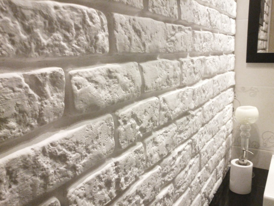 Туалет отделанный декоративной штукатуркой