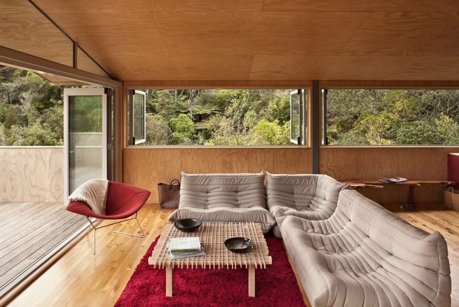 Веранда с большим диваном