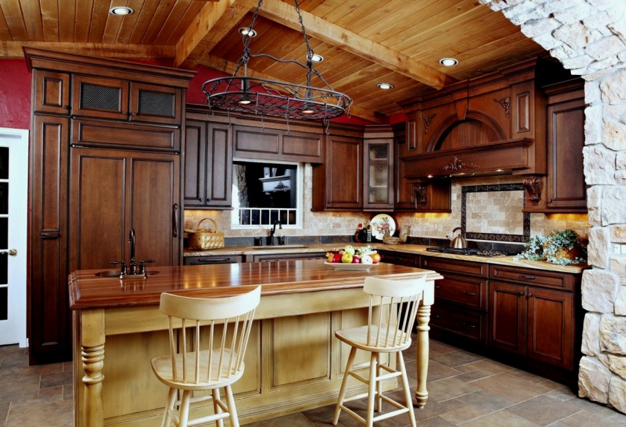 Деревянная кухня в интерьере