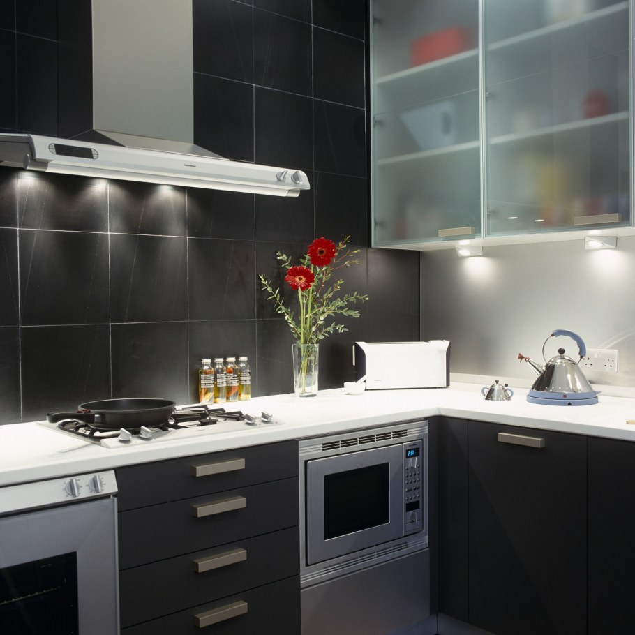 Черный кафель на кухне