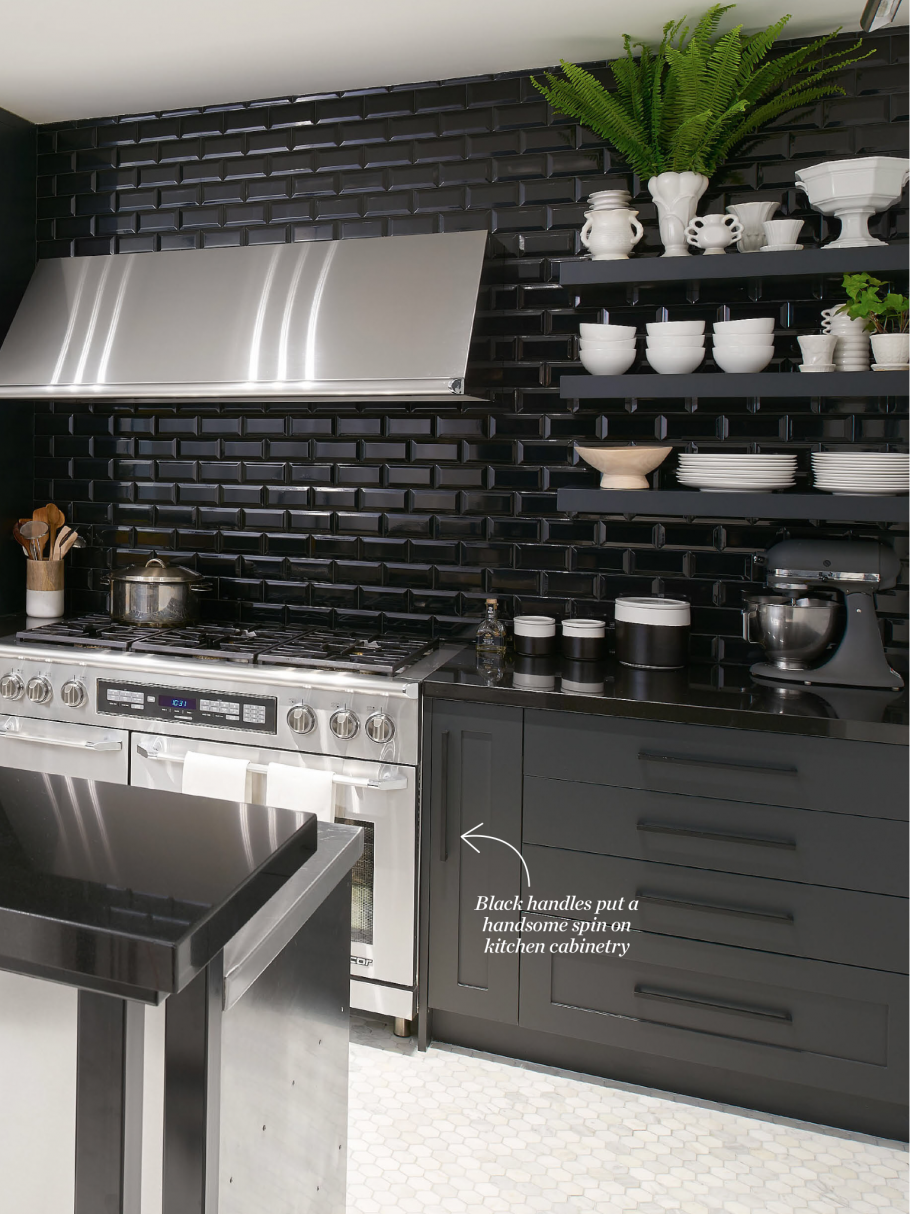 Кухня в скандинавском стиле с темным полом