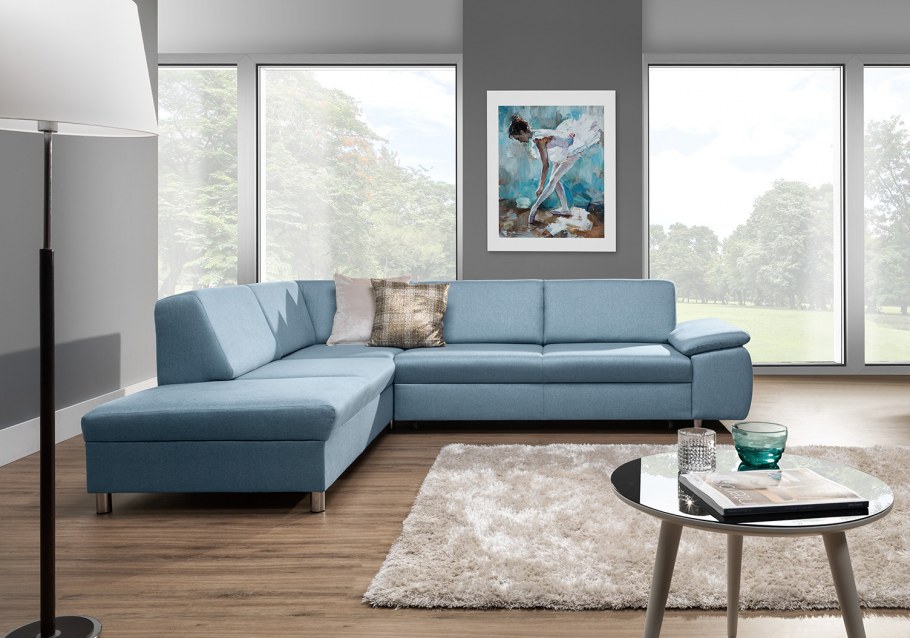 Красный диван в интерьере гостиной