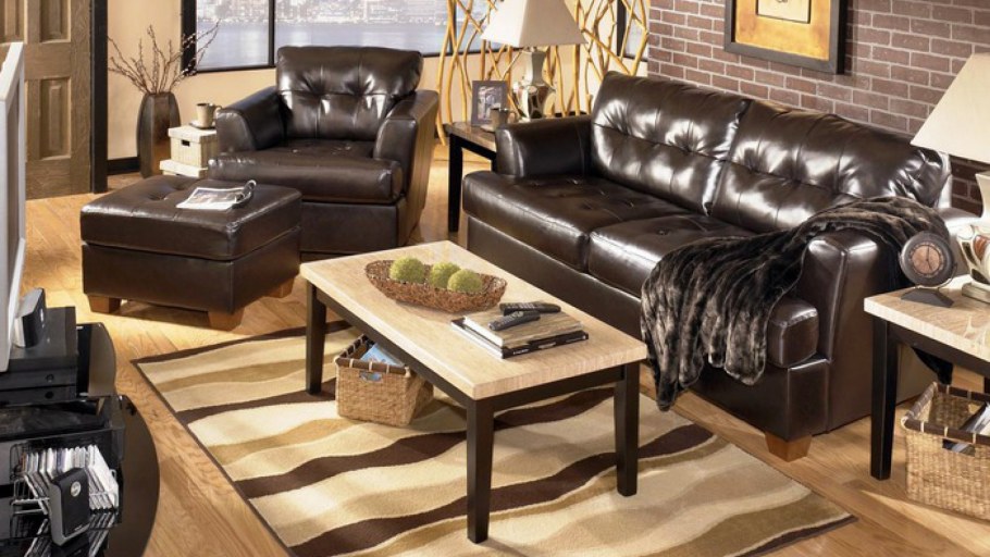 Интерьер маленькой комнаты с кожаным диваном