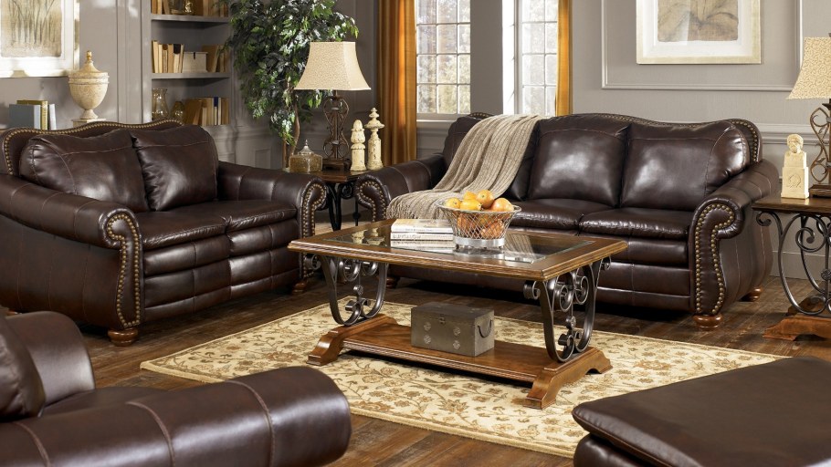 Кожаный диван в интерьере гостиной