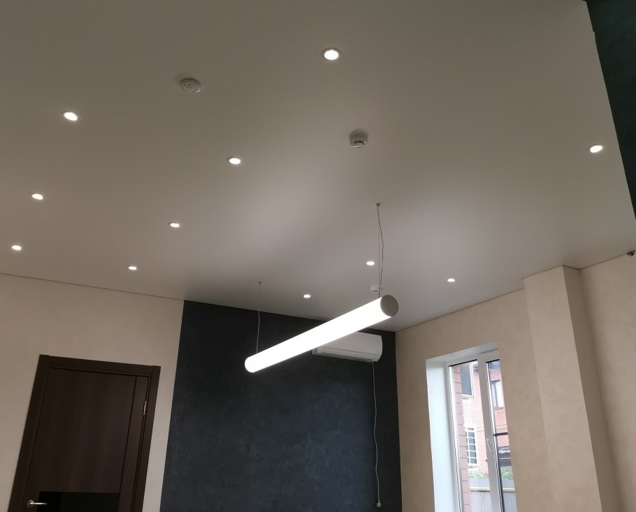 Точечное освещение в кухне гостиной