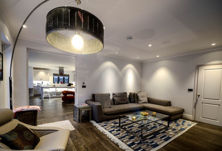 Точечное освещение в гостиной