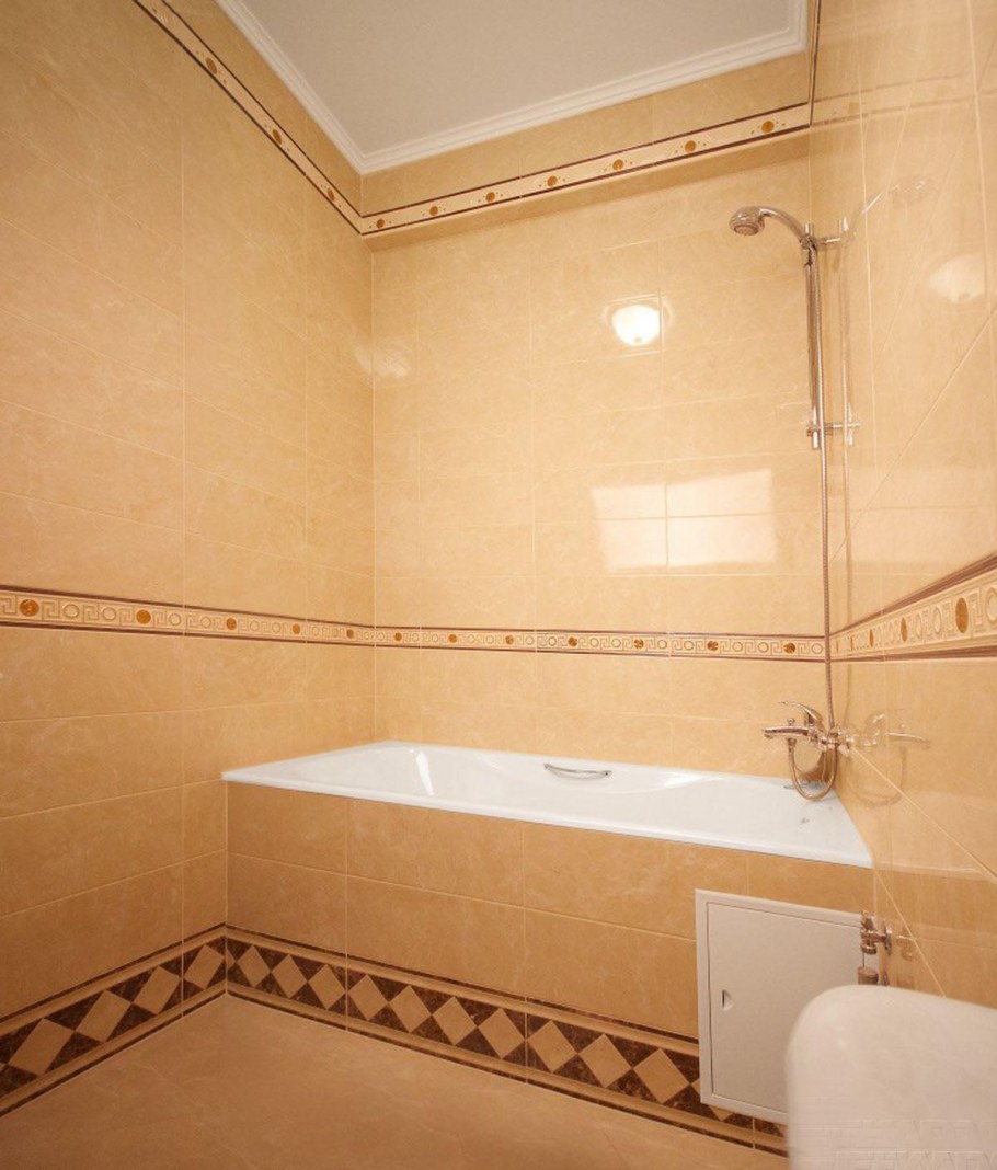 Ванная с бордюром