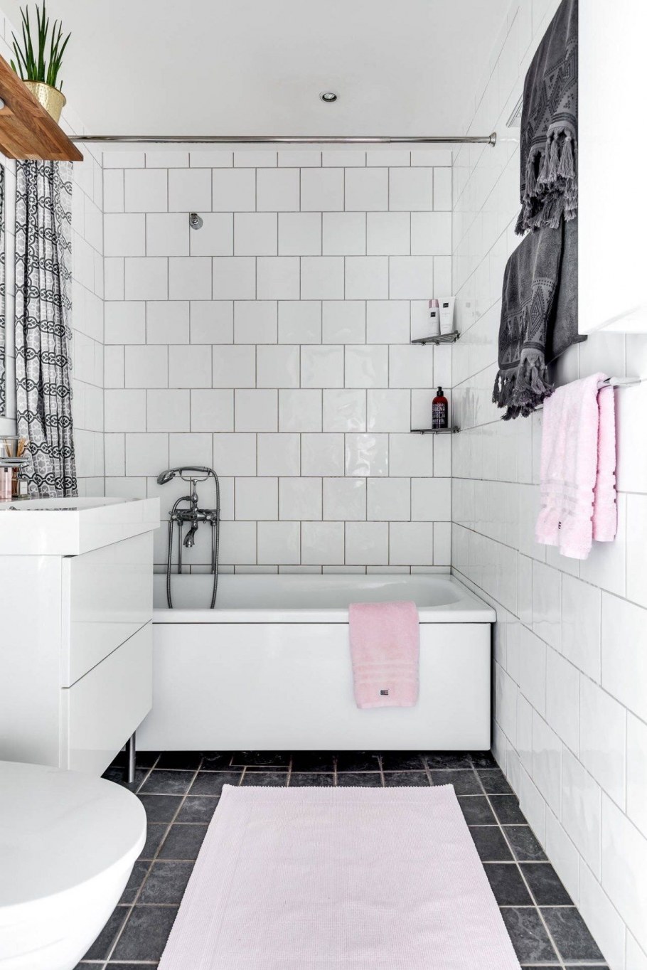 Ванна с белой плиткой