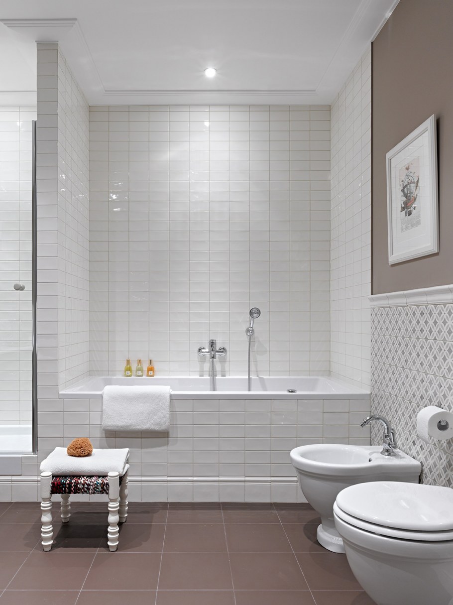 Белая плитка с цветной затиркой