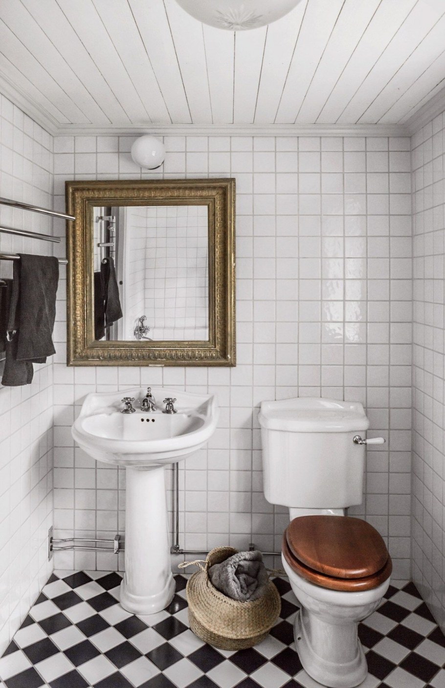 Белая плитка в туалете