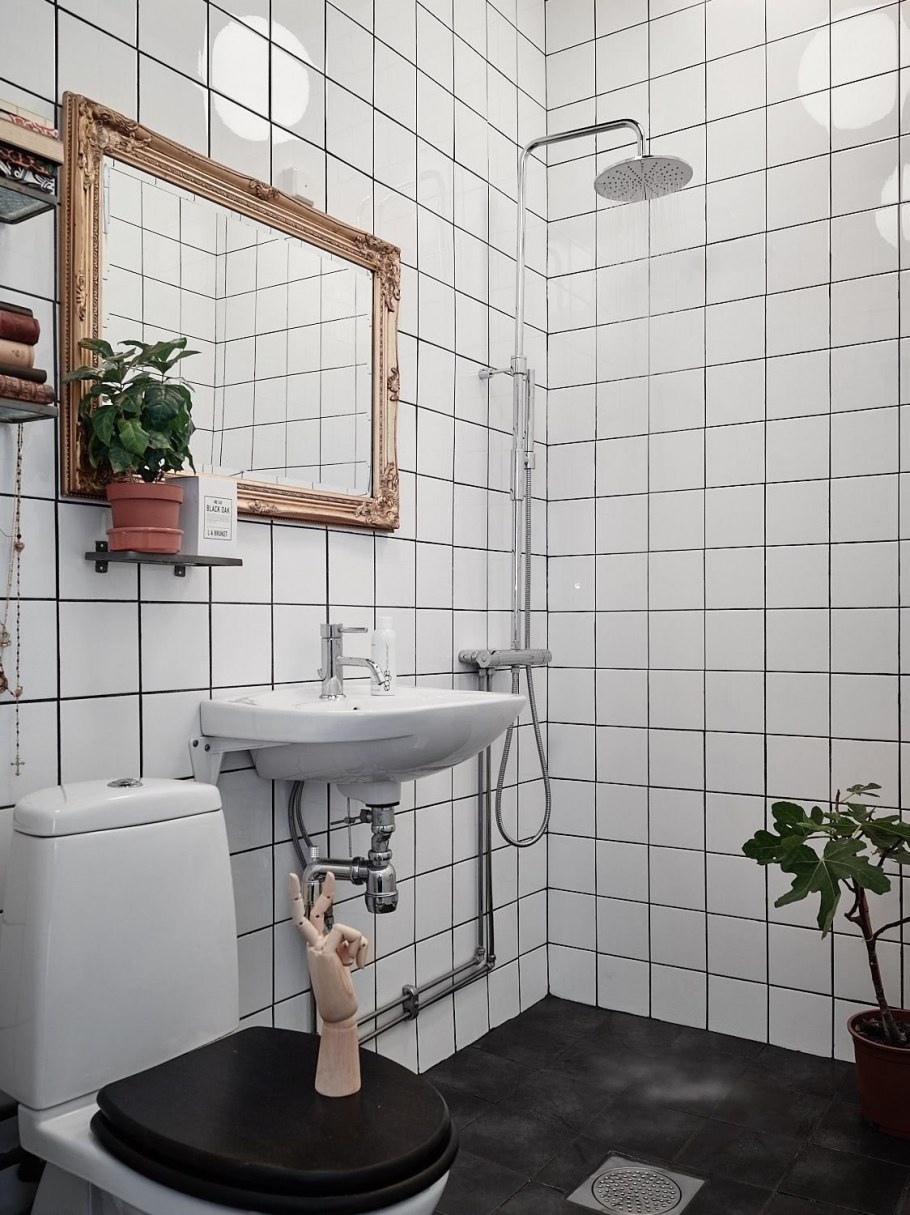 Белая квадратная плитка в ванной