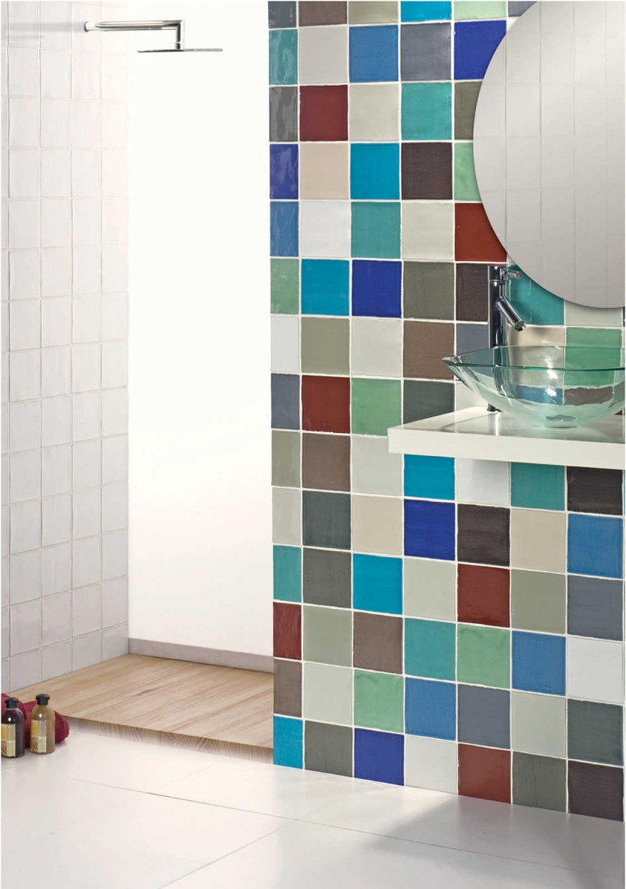 Ванная с белой плиткой