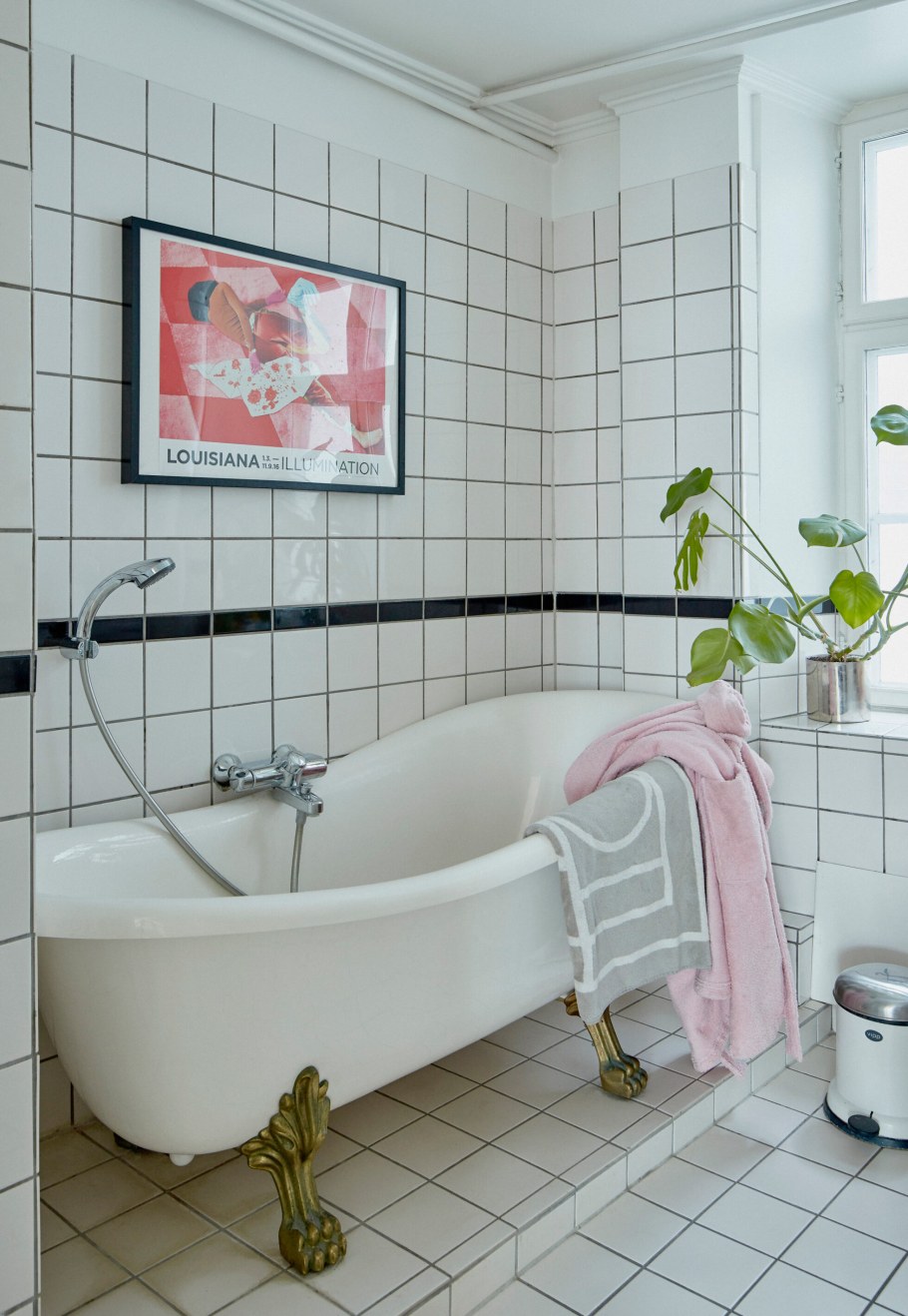 Белая плитка с цветной затиркой