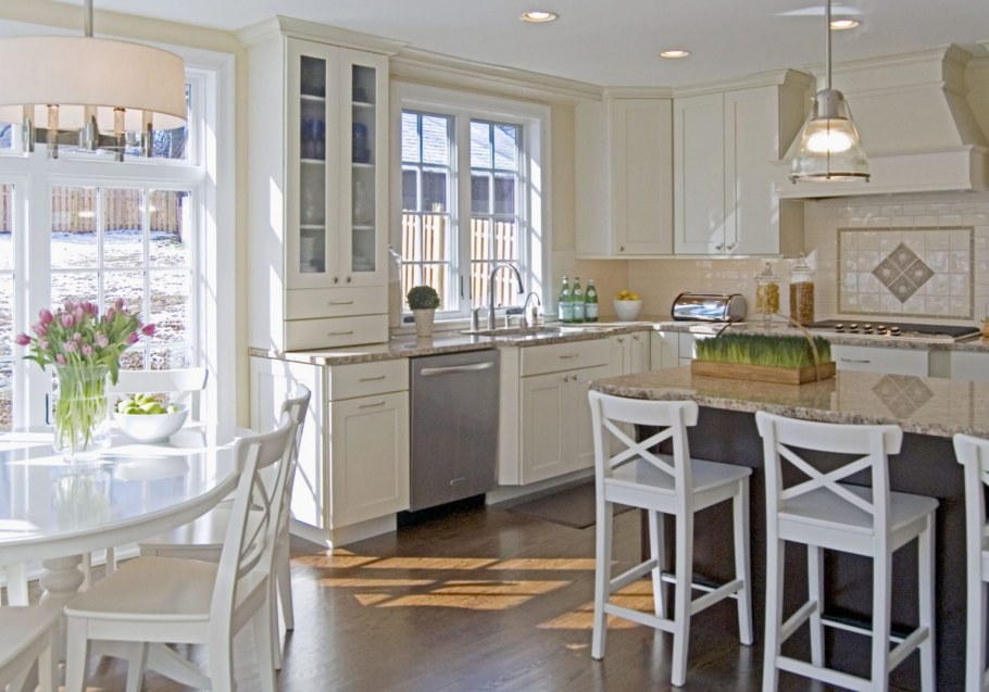 Белая кухня с окном