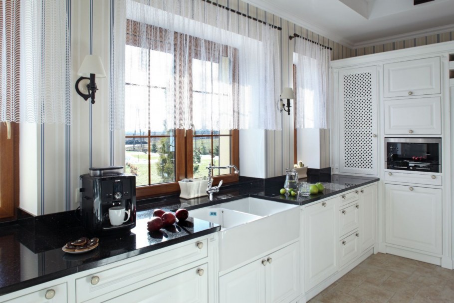 Черное окно на кухне белой