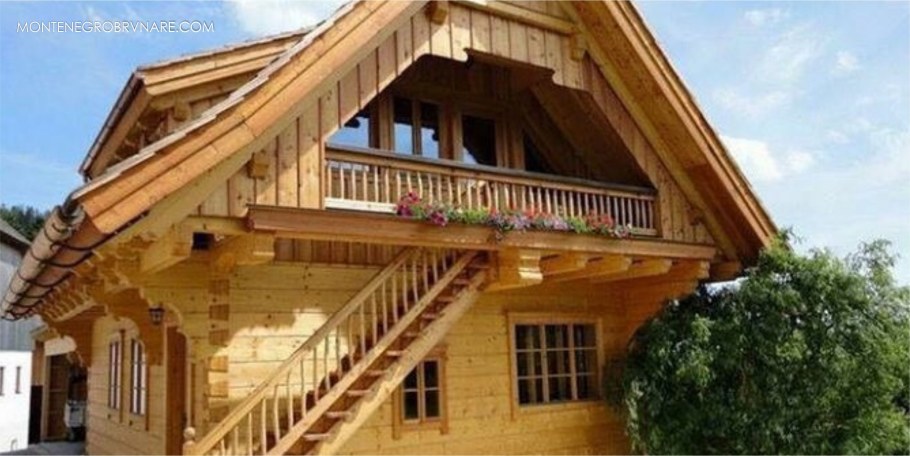 Деревянные постройки в частном доме