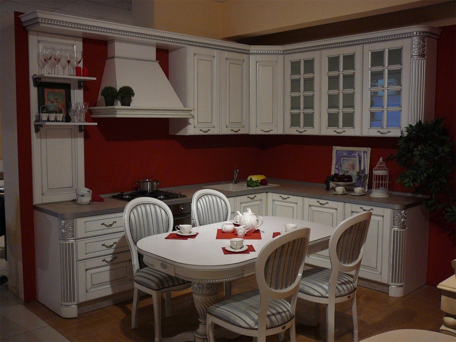 Белая кухня из массива ясеня