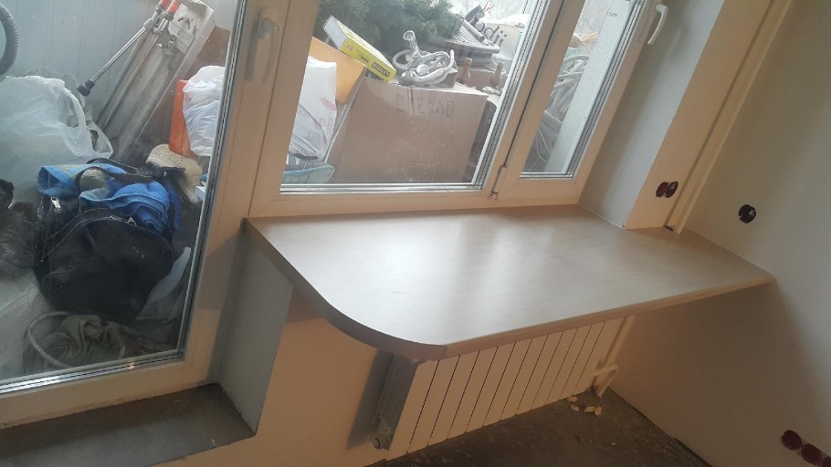 Стол из подоконника на кухне с балконом