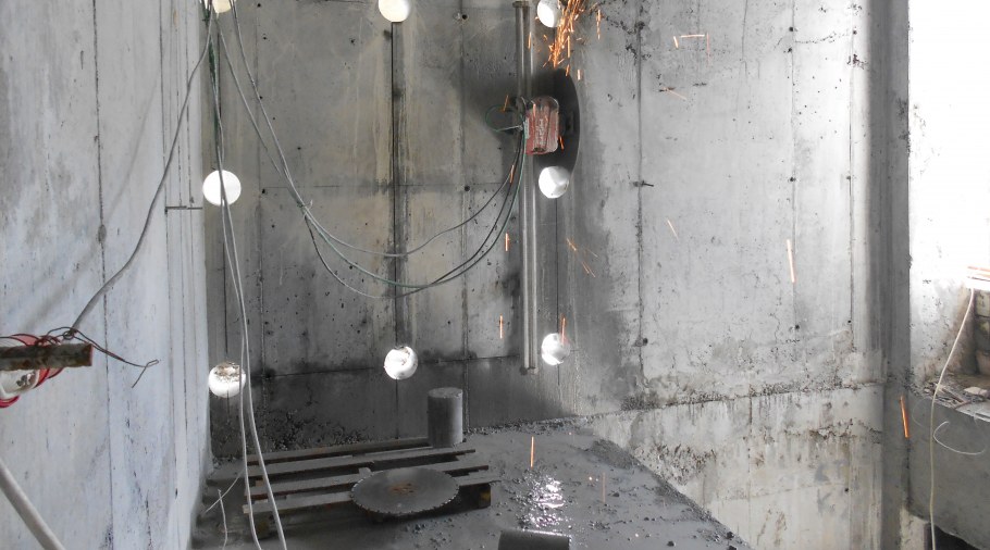 Алмазная резка подпорных стен