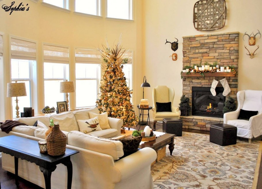 Уютная светлая гостиная с камином